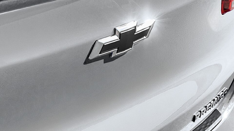 Emblema trasero Onix en color negro y más accesorios externos originales para Chevrolet sedán deportivo 2025