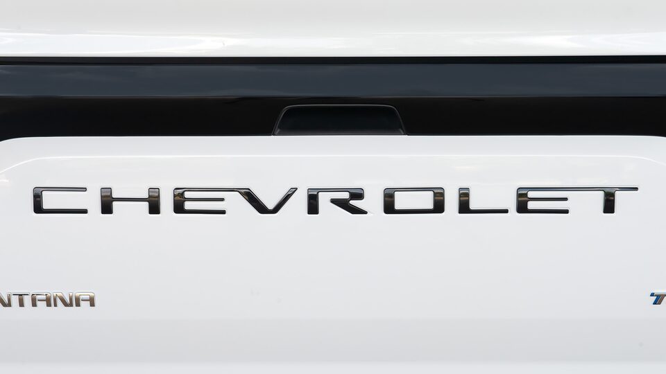 Instala el emblema negro para la tapa de caja de tu Chevrolet Montana 2025, tu pickup compacta