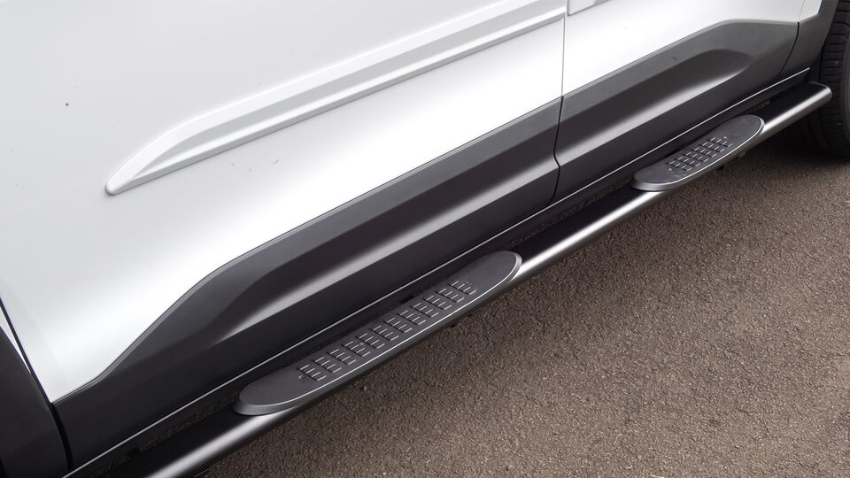 Facilita el acceso a tu Chevrolet Montana 2025 con los estribos tubulares laterales color negro