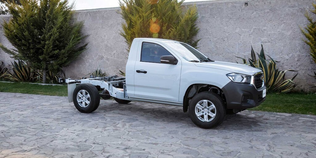 Chevrolet S10 Max 2025, versión chasis, pickup con rines de aleación en aluminio de 16 pulgadas y faros de halógeno