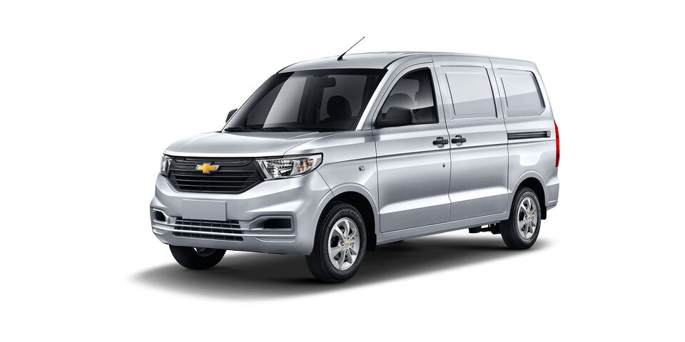 Furgoneta Chevrolet Tornado Van 2025 en color plata metálico