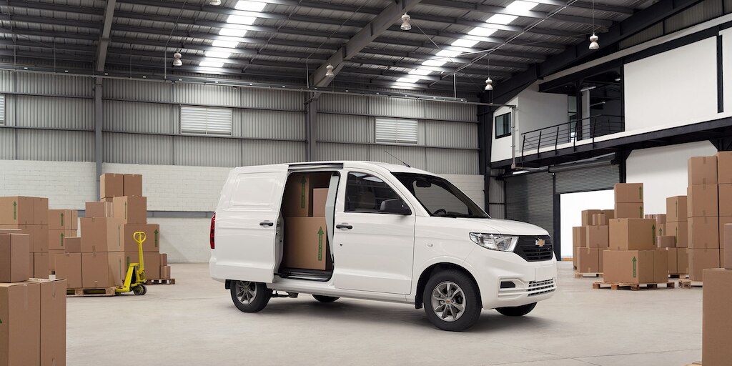 Vista frontal - Furgoneta Chevrolet Tornado Van con 650 kg de capacidad de carga y 3.3 metros cúbicos